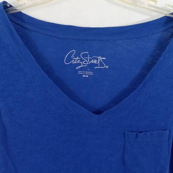 City Streets Women  Medium  Blue short sleeve V Neck‎ Pocket tee shirt - Picture 5 of 7